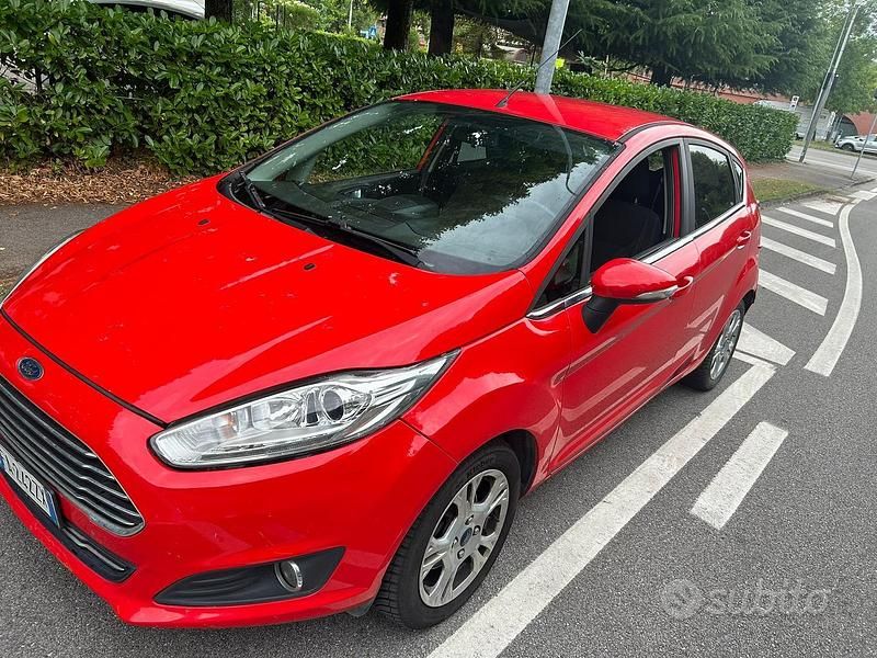 Usata Ford Fiesta 101 CV (74 kW) 2015 Rosso Utilitaria