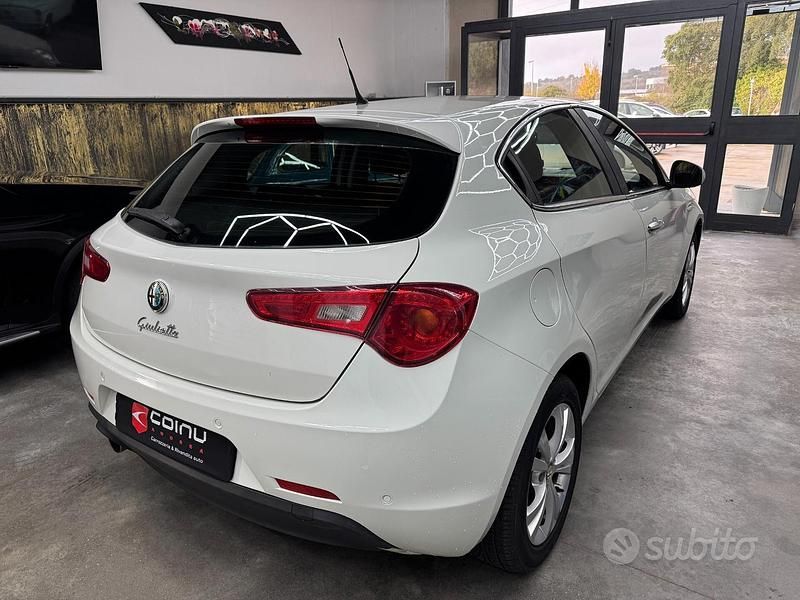 Usata Alfa Romeo Giulietta Distinctive 105 CV (77 kW) 2013 Bianco Utilitaria