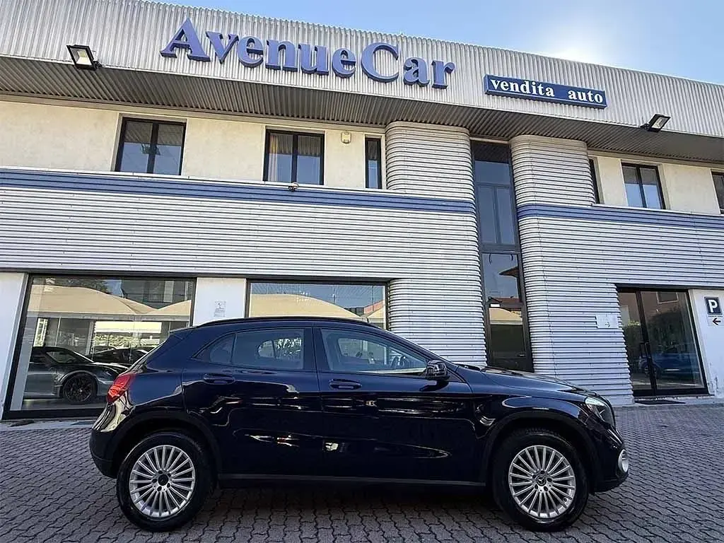 Usata Mercedes GLA180 109 CV (80 kW) 2017 Blu / metallizzato SUV