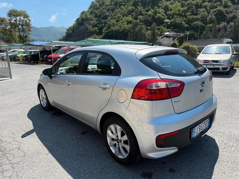 Usata Kia Rio 84 CV (61 kW) 2017 Argento Berlina
