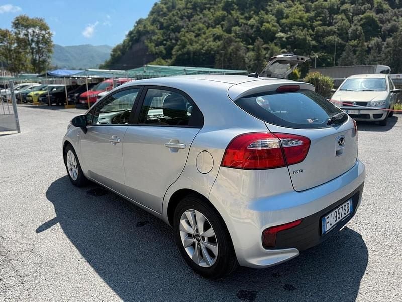 Usata Kia Rio 85 CV (62 kW) 2017 Argento Berlina