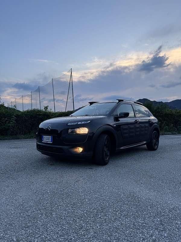 Nero Usata 2015 Citroën C4 Cactus PureTech Due volumi | 6800 € (Buon prezzo) - Immagine 1/4