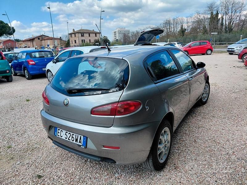 Begagnad Alfa Romeo 147 105 HK (77 kW) 2010 Grå Halvkombi