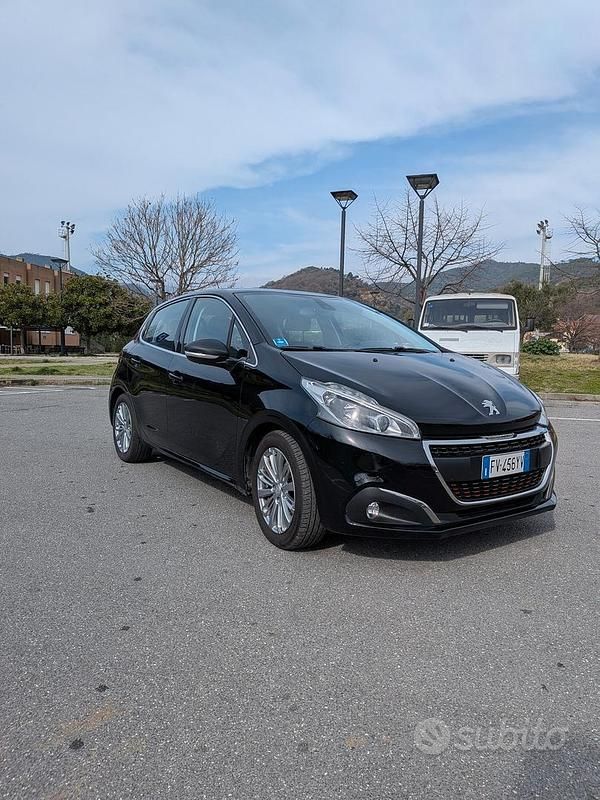 Usata Peugeot 208 Allure 83 CV (61 kW) 2019 Nero Utilitaria