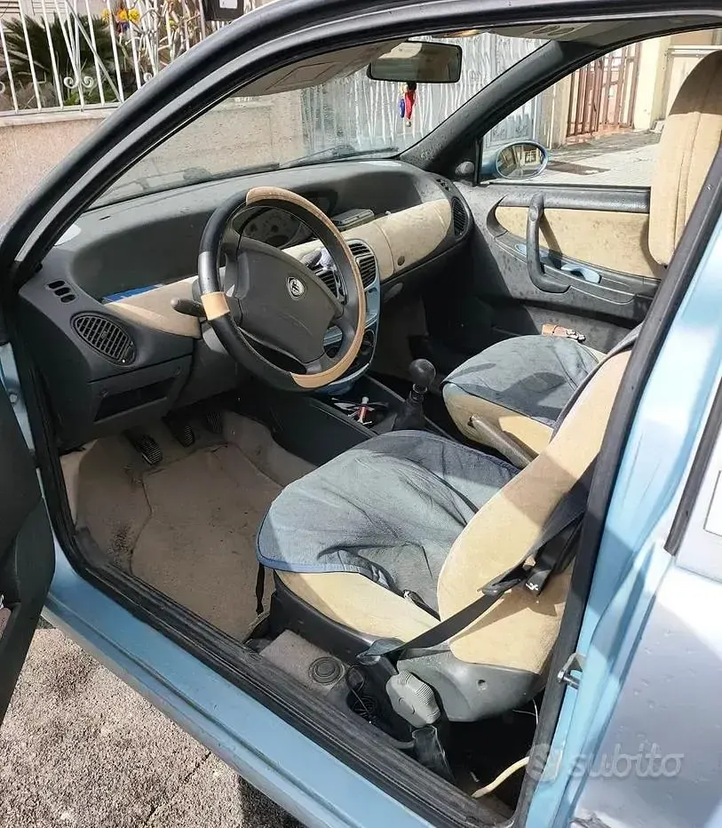Usata Lancia Ypsilon 60 CV (44 kW) 2002 Bluazzurro Utilitaria