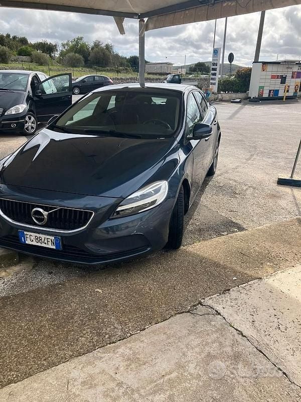 Usata Volvo V40 Momentum 120 CV (88 kW) 2017 Blu Berlina