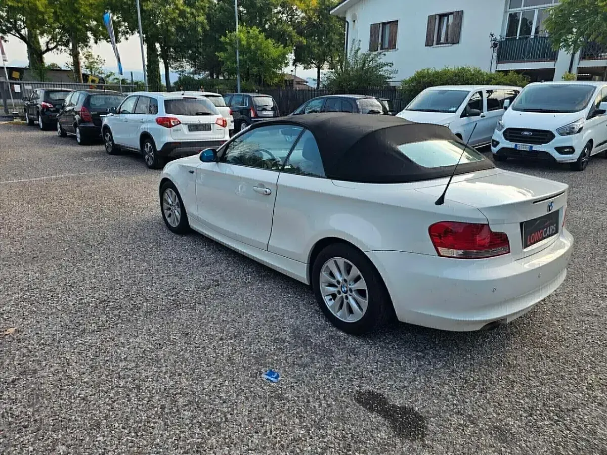 Usata BMW 118 142 CV (104 kW) 2008 Bianco Utilitaria