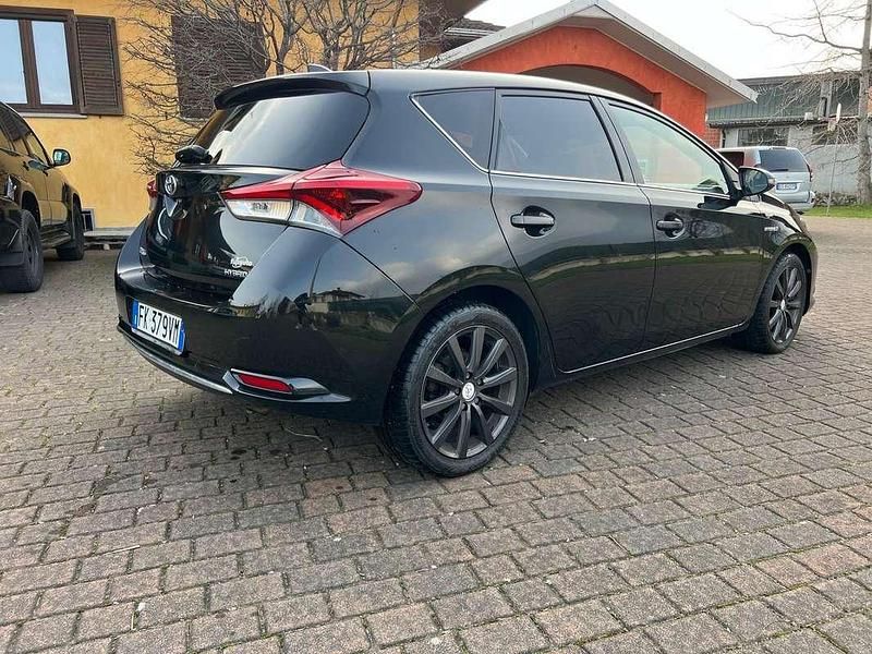 Usata Toyota Auris Hybrid Lounge 99 CV (72 kW) 2016 Berlina