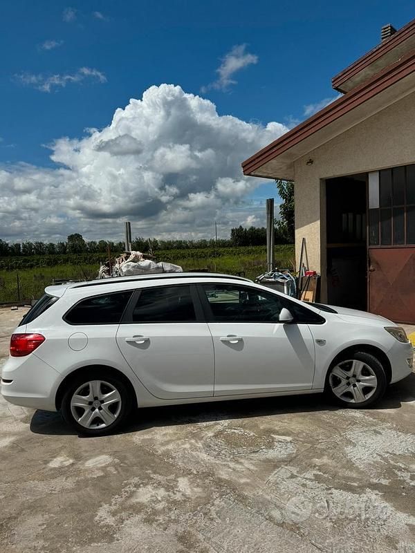 Usata Opel Astra 110 CV (80 kW) 2012 Bianco Berlina