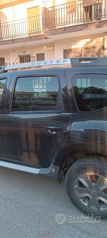 Usata Dacia Duster Lauréate 105 CV (77 kW) 2015 Nero SUV