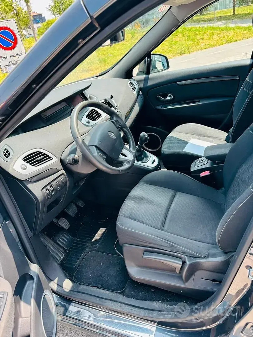 Usata Renault Scenic E-Tech 130 CV (95 kW) 2011 Grigio Station wagon