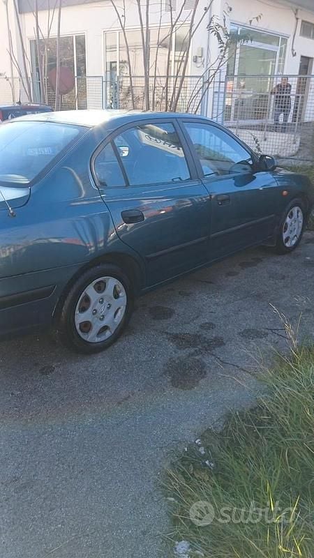 Usata Hyundai Elantra 112 CV (82 kW) 2001 Verde Berlina