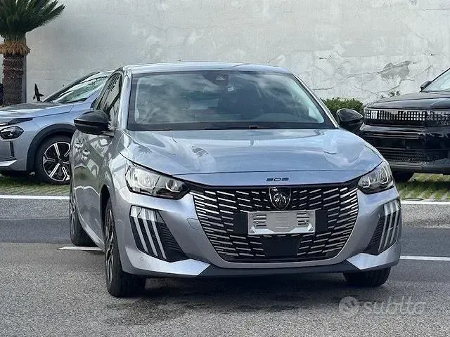 Usata Peugeot 208 Allure 101 CV (74 kW) 2025 Grigio Utilitaria