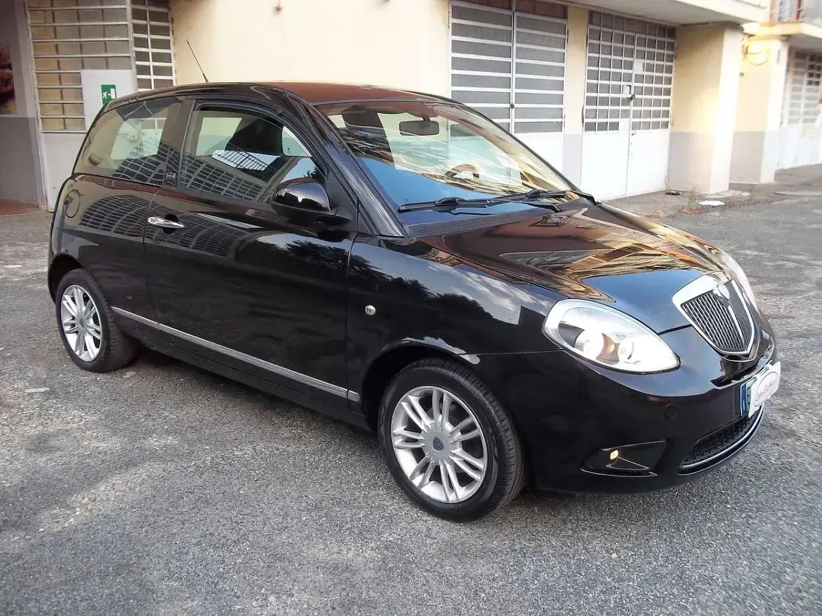 Usata Lancia Ypsilon 69 CV (50 kW) 2012 Nero masaccio Utilitaria