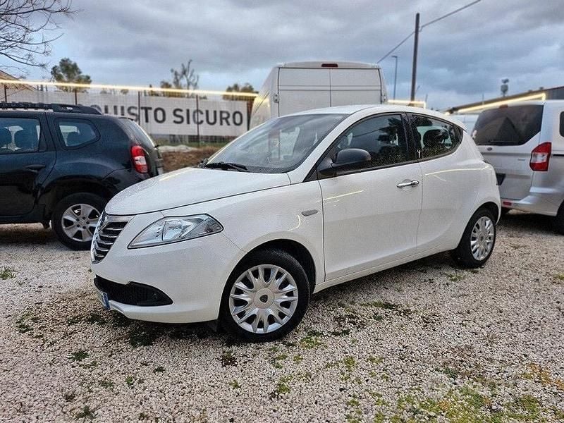 Usata Lancia Ypsilon Silver 69 CV (50 kW) 2016 Bianco Utilitaria
