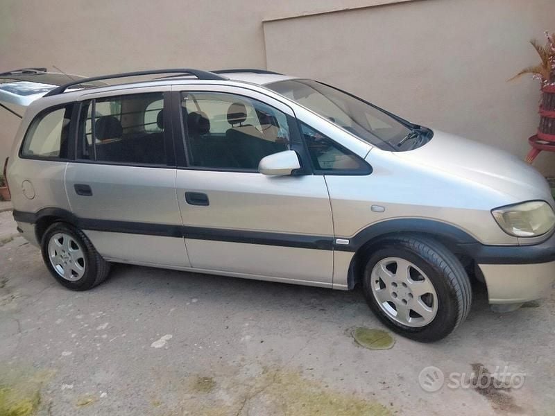 Usata Opel Zafira 101 CV (74 kW) 2002 Grigio Monovolume