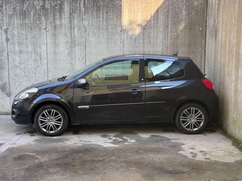 Nero Usata 2010 Renault Clio II Dynamique Tre volumi | 3980 € (Molto cara) - Immagine 1/4