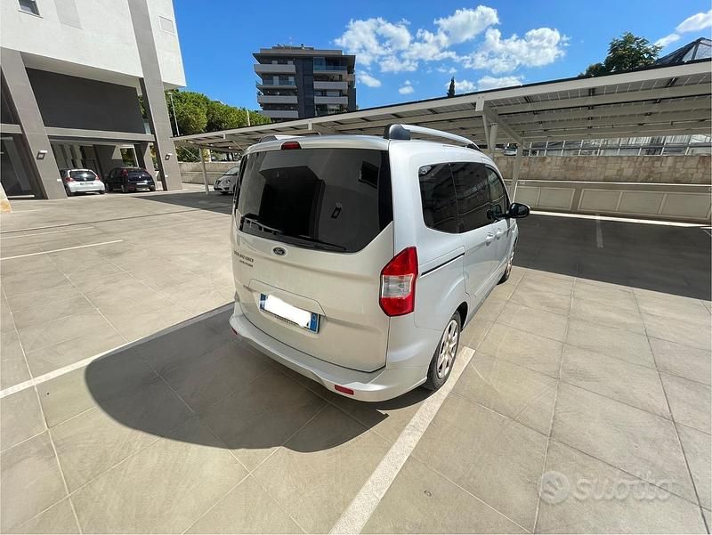 Usata Ford Tourneo Courier 75 CV (55 kW) 2015 Grigio Monovolume