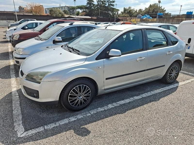 Usata Ford Focus Ghia 101 CV (74 kW) 2006 Grigio Berlina