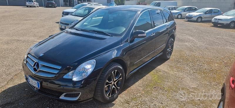 Nero Usata 2006 Mercedes R320 Monovolume | 5500 € (Buon prezzo) - Immagine 1/4