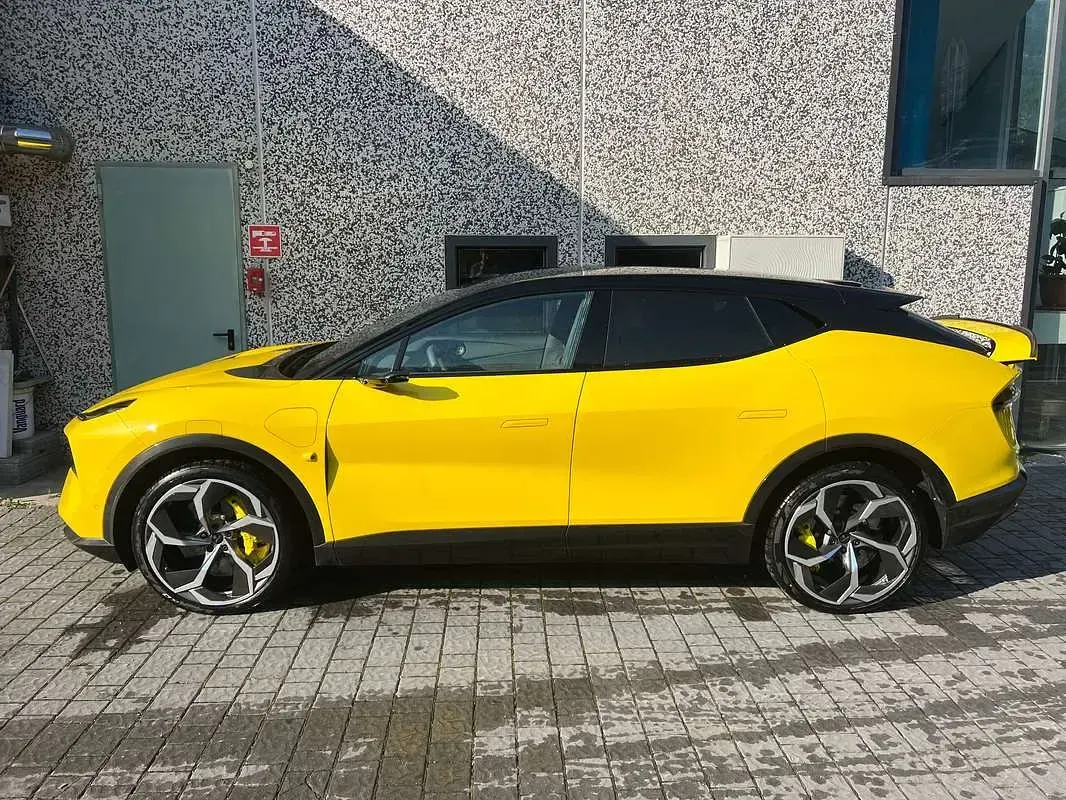 Usata Lotus Eletre 675 kW (918 CV) 2023 Giallo SUV