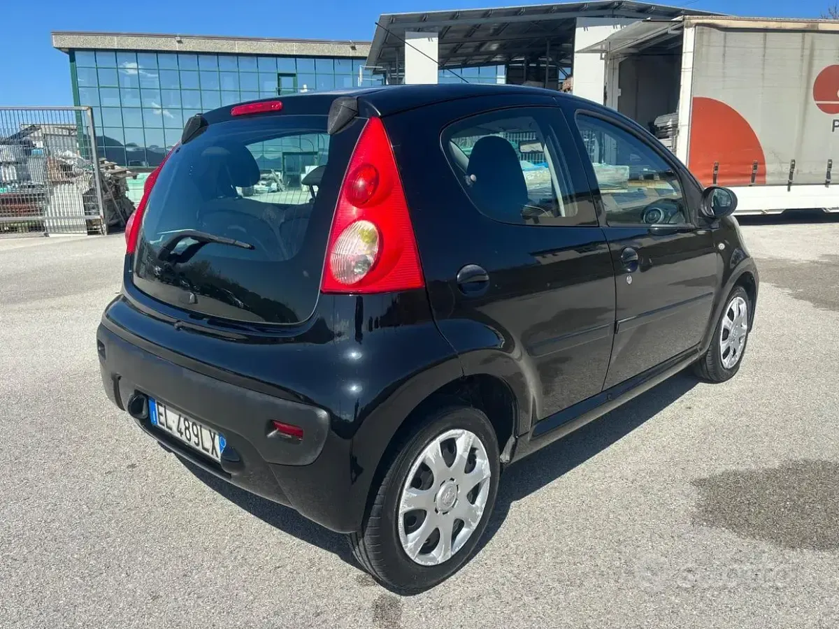 Usata Peugeot 107 Active 68 CV (50 kW) 2012 Nero Utilitaria