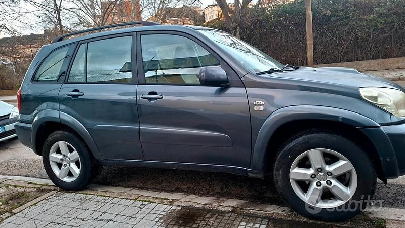 Second-hand Toyota RAV4 Sol 116 CP (85 kW) 2005 Gri SUV
