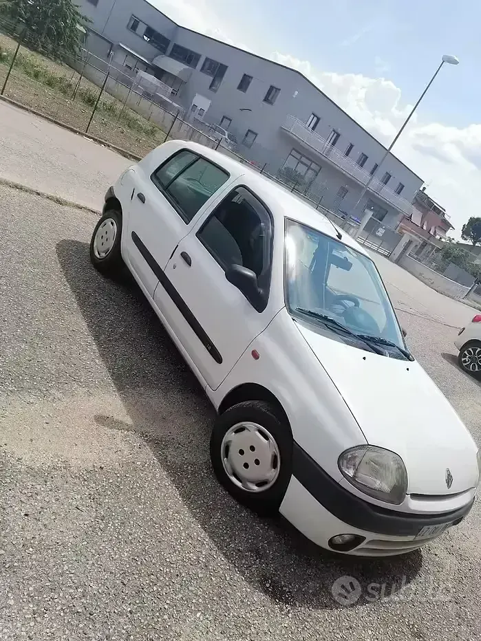 Usata Renault Clio II 58 CV (42 kW) 1998 Bianco Berlina