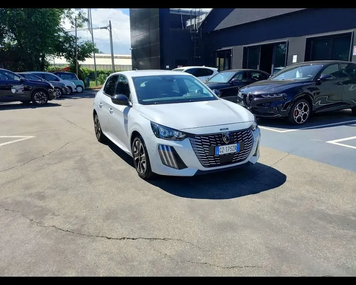 Usata Peugeot 208 101 CV (74 kW) 2025 Bianco Utilitaria