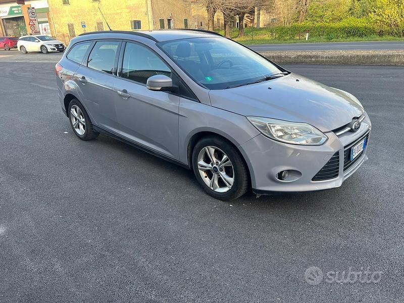 Begagnad Ford Focus Titanium 115 HK (84 kW) 2011 Grå Kombi