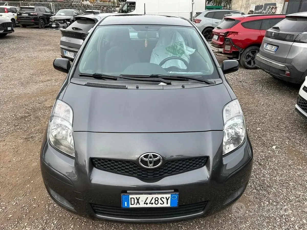 Usata Toyota Yaris 90 CV (66 kW) 2009 Grigio Utilitaria