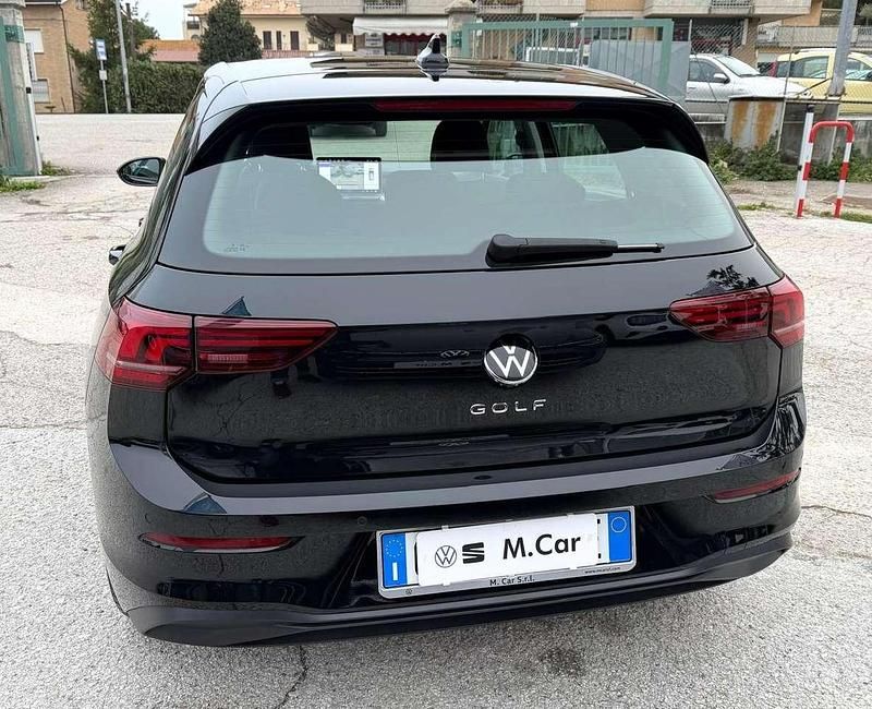 Usata VW Golf VIII Life 116 CV (85 kW) 2025 Grenadill black metallizzato Berlina