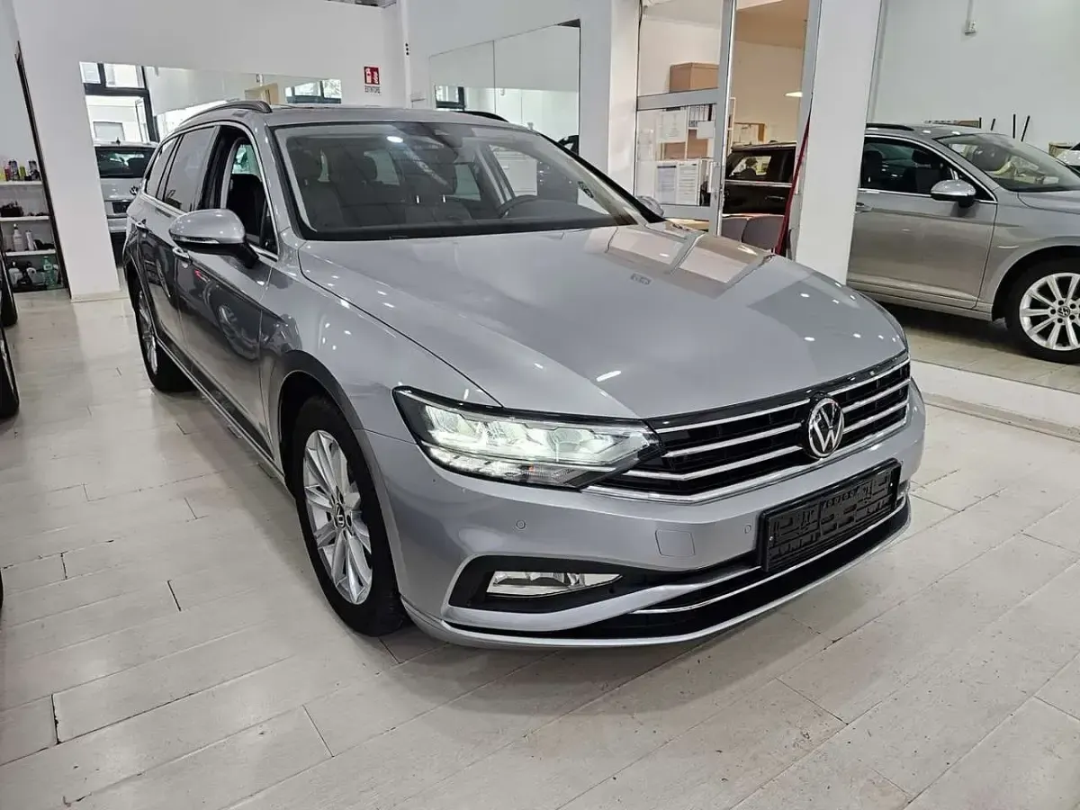 Usata VW Passat S 150 CV (110 kW) 2023 Pyrit silver Station wagon