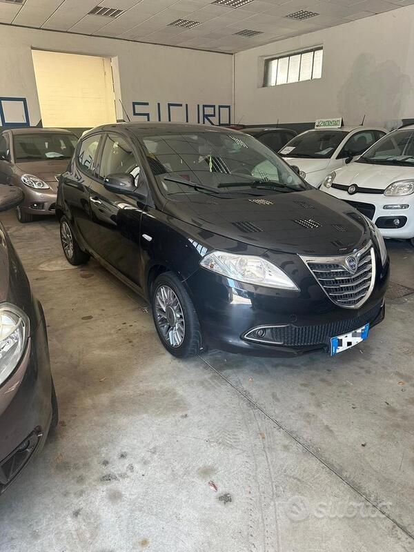 Usata Lancia Ypsilon 69 CV (50 kW) 2012 Nero Utilitaria