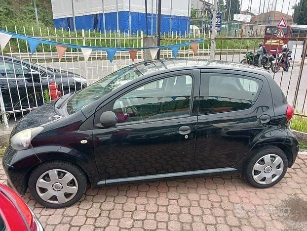 Nero Usata 2008 Toyota Aygo Due volumi | 3800 € (Buon prezzo) - Immagine 1/4