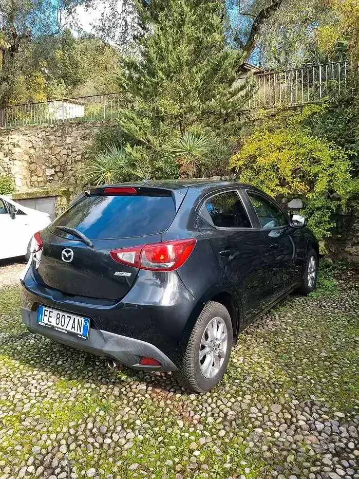 Usata Mazda 2 75 CV (55 kW) 2016 Nero Berlina