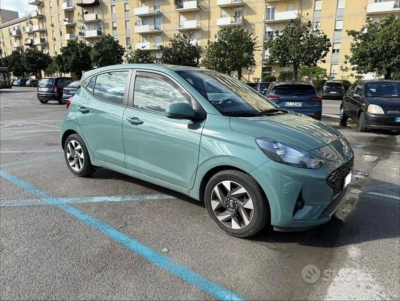 Verde Usata 2023 Hyundai i10 Due volumi | 15.000 € (Buon prezzo) - Immagine 1/4