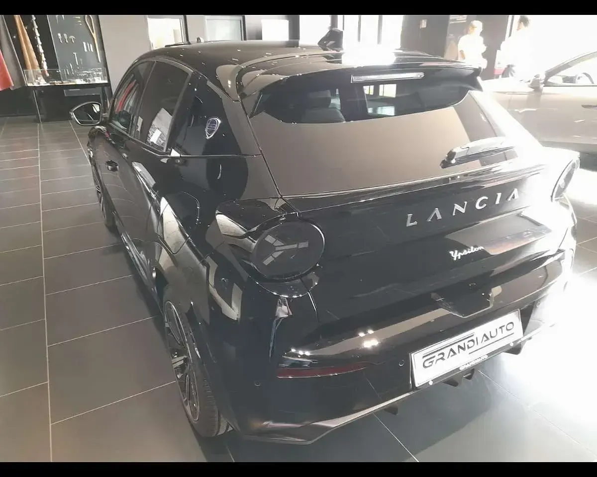 Nuova Lancia Ypsilon 110 CV (80 kW) 2026 Nero Utilitaria