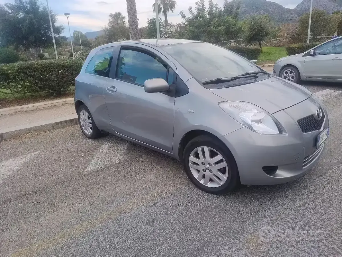 Usata Toyota Yaris 65 CV (47 kW) 2008 Grigio Utilitaria