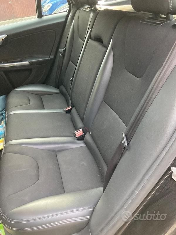 Usata Volvo V60 R-Design Kinetic 150 CV (110 kW) 2016 Nero Station wagon