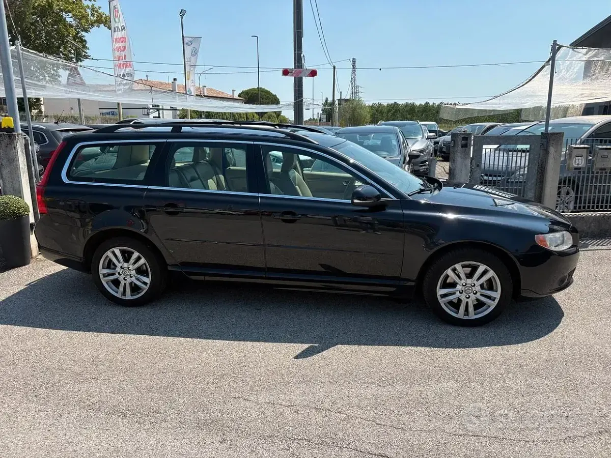 Usata Volvo V70 Momentum 163 CV (119 kW) 2011 Nero Station wagon