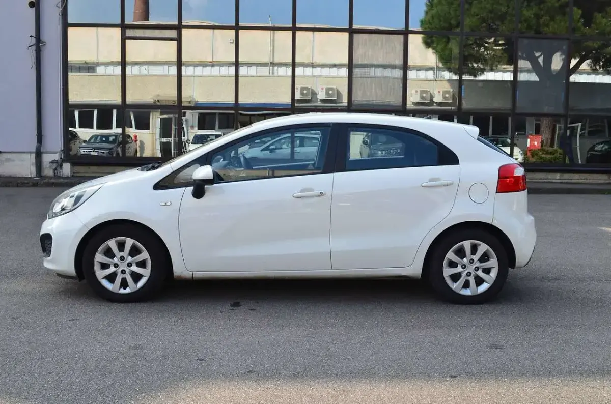 Usata Kia Rio 90 CV (66 kW) 2012 Bianco Berlina