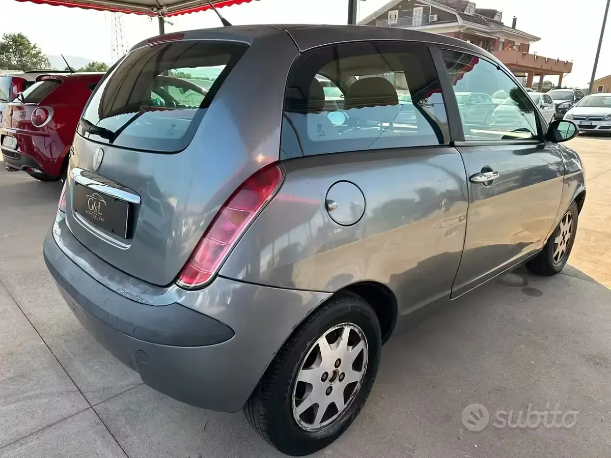 Usata Lancia Ypsilon 60 CV (44 kW) 2004 Grigio Utilitaria