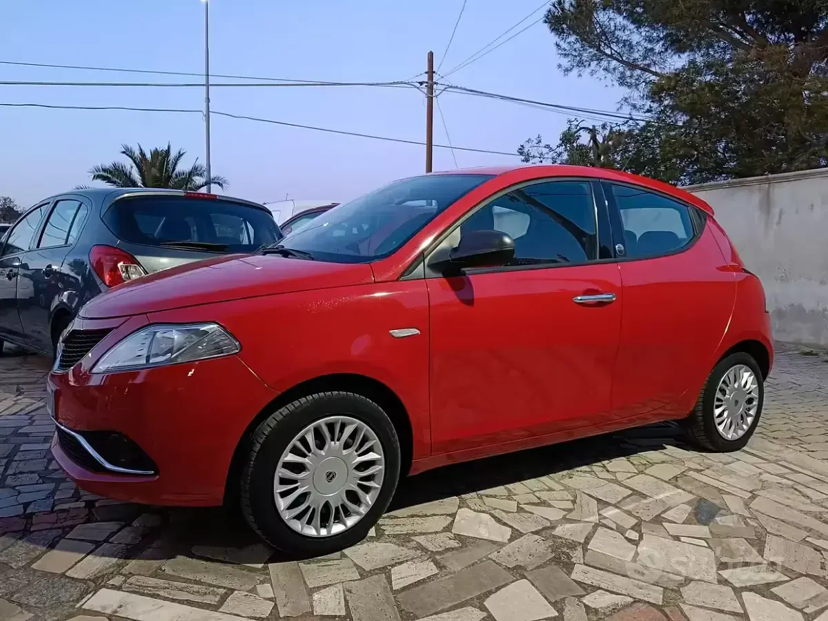 Usata Lancia Ypsilon Silver 69 CV (50 kW) 2018 Rosso Utilitaria