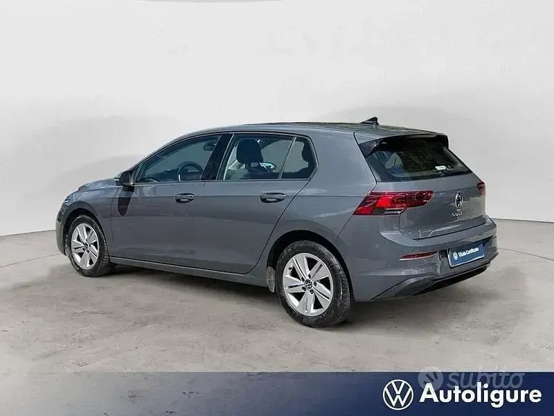 Usata VW Golf VIII Life 110 CV (80 kW) 2022 Grigio Berlina