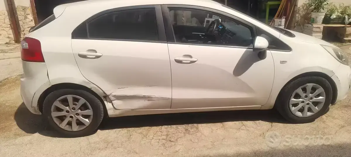 Usata Kia Rio 90 CV (66 kW) 2012 Bianco Berlina