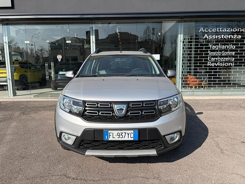 Usata Dacia Sandero Stepway 90 CV (66 kW) 2017 Argento Berlina