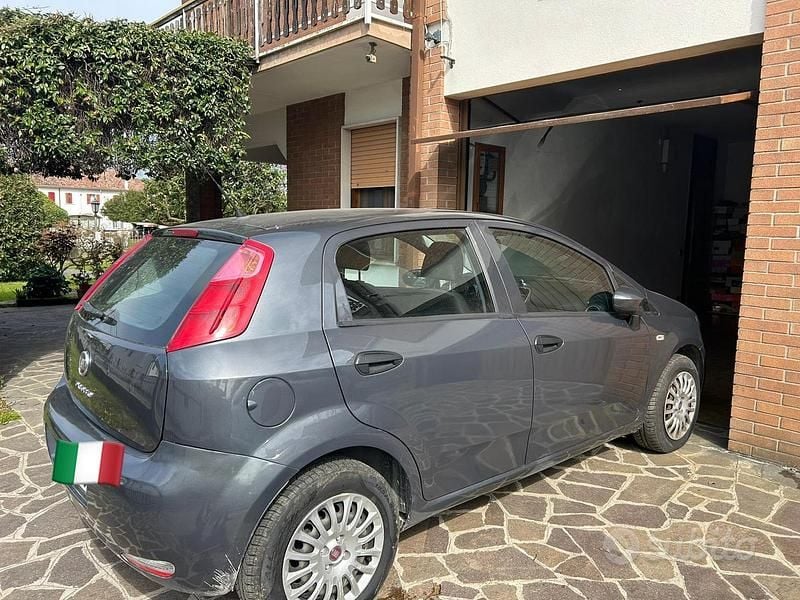 Usata Fiat Punto 69 CV (50 kW) 2016 Grigio Utilitaria