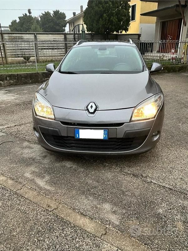 Grigio Usata 2010 Renault Mégane GT Line GT-Line Tre volumi | 4200 € (Buon prezzo) - Immagine 1/4