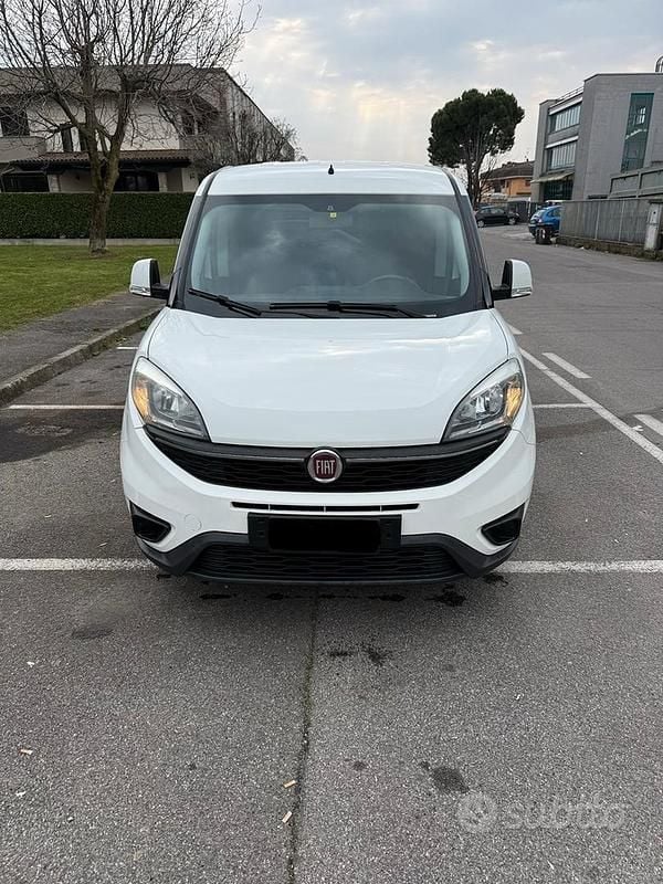 Usata Fiat Doblò Lounge 120 CV (88 kW) 2017 Bianco Monovolume